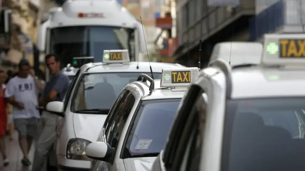 Airport Taxi vs Regular Taxi: Which Is Better for You?